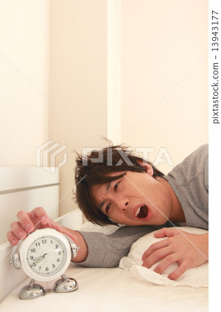 困了晚了（男公司員工傍晚睡在鬧鐘鬧鐘臥室床蒲團） 13943177