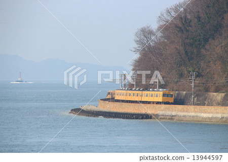 Seto Inland Sea and the Kure Line 103 Series Train (Regular One-Man Train: Mihara → Hiroshima) 13944597