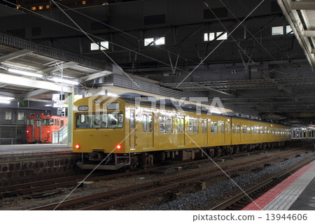 Monochrome painted Kure Line 103 Series and Geibi Line Kiha 40 (Hiroshima Station) 13944606