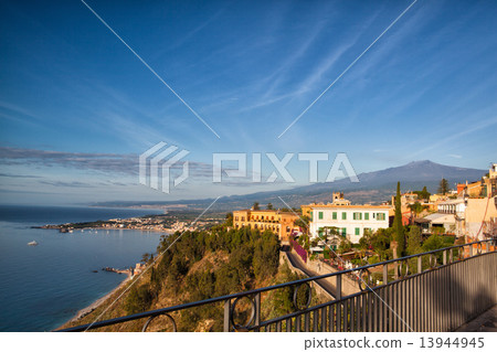Sunrise in Taormina on Sicily Sunrise in Taormina on Sicily 13944945