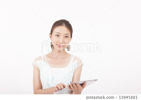 一個女人看著一台平板電腦 一個女人看著一台平板電腦 13945881