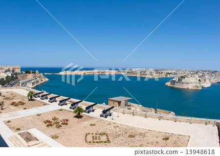 Malta: grand harbour and cannons in Valletta, upper barrakka garden 13948618