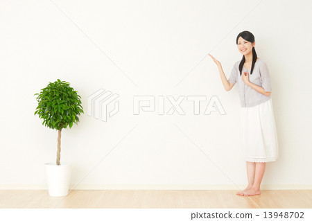 Women who guide in the room 13948702