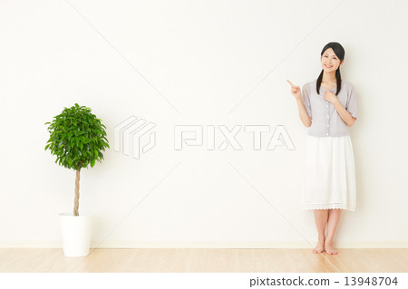 A woman pointing at a room 13948704