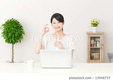 在個人電腦前簽名好的女人 13948737