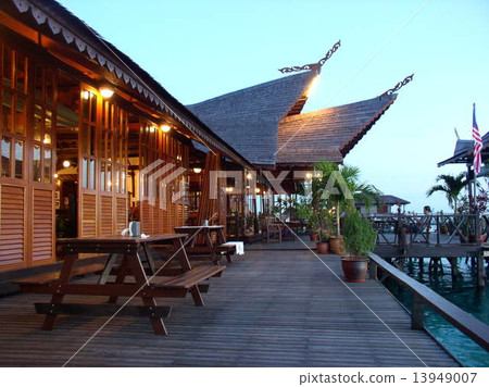 一家水餐館的黃昏在Kapalai海島，馬來西亞 13949007