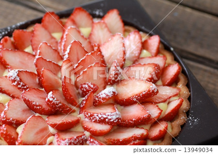 Custard tart decorated with lots of strawberries Custard tart decorated with lots of strawberries 13949034