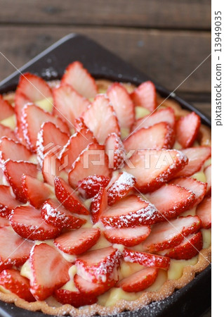Custard tart decorated with lots of strawberries Custard tart decorated with lots of strawberries 13949035
