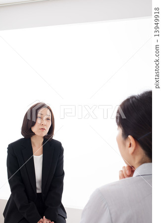 Middle business woman talking 13949918