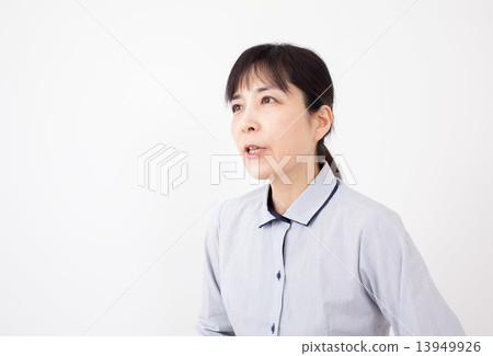 Middle business woman talking 13949926