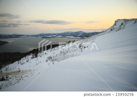 從Miotoro Pass看到的Kussharo湖 從Miotoro Pass看到的Kussharo湖 13950256