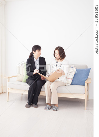 婦女在沙發上說話 13951605