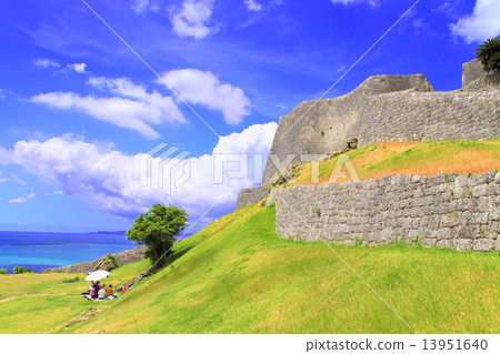 八月沖繩勝利城堡·三郭城堡牆和Katsurenai灣 八月沖繩勝利城堡·三郭城堡牆和Katsurenai灣 13951640