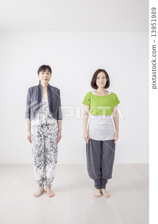 中間女性瑜伽兩個人 13951989