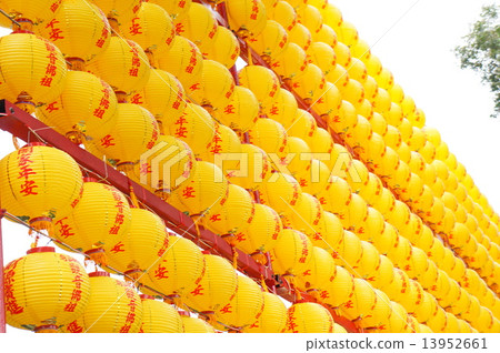 台灣龍山寺黃燈為農曆新年 13952661
