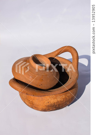 Clay pot is of the local in Thailand. Clay pot is of the local in Thailand. 13952905