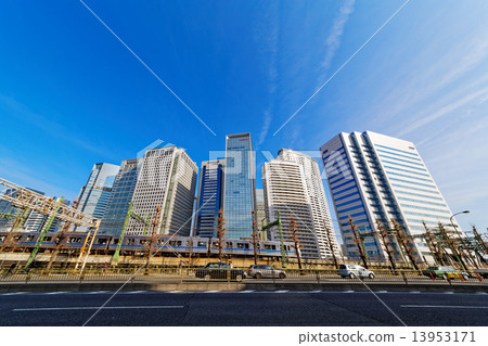 High-rise building group in front of Shinagawa station and blue sky 13953171