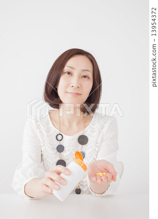 拿著補充的婦女 13954372