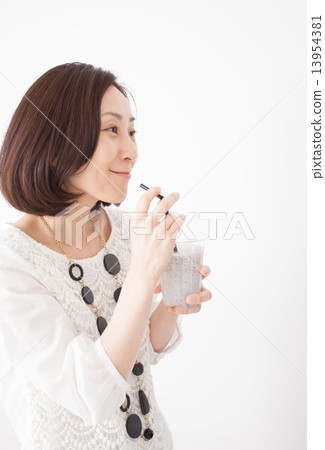 喝冰沙的女人 13954381