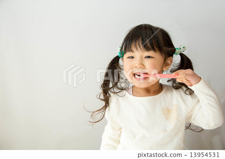 女孩刷牙 女孩刷牙 13954531