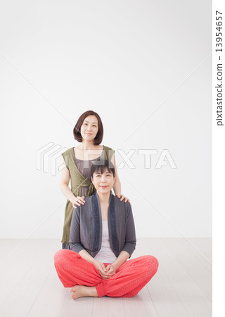 Two young middle-aged women 13954657
