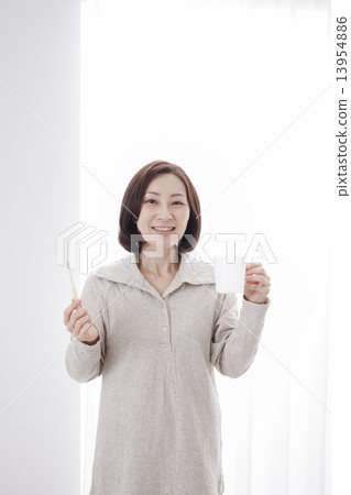 Middle women with toothbrush 13954886