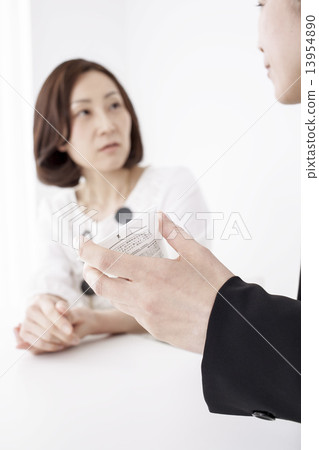 兩個嘗試化妝品的中間女性 兩個嘗試化妝品的中間女性 13954890