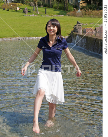 享受水樂趣的一個少婦 13955532