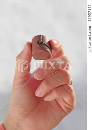 Women's hand with chocolat Women's hand with chocolat 13957153
