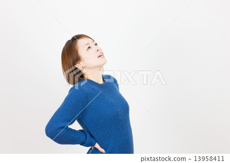 觀看在她的低後面的一個舒適的神色的一個少婦 13958411