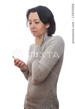 Woman sore throat 13958998