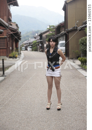 擺在高速公路的女孩 13960555
