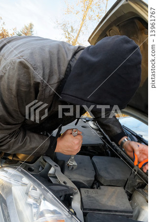 Hooligan breaking into car 13961767