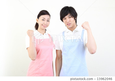 有圍裙的年輕男女 有圍裙的年輕男女 13962046