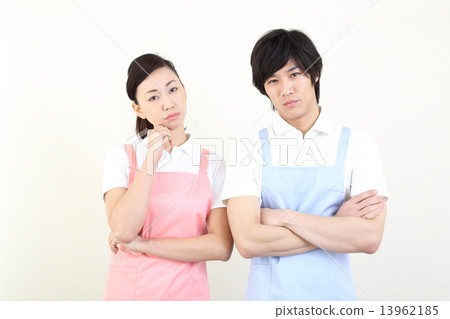 有圍裙的年輕男女 有圍裙的年輕男女 13962185