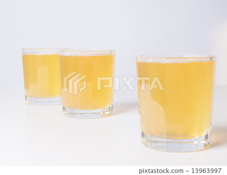 Pineapple juice 13963997