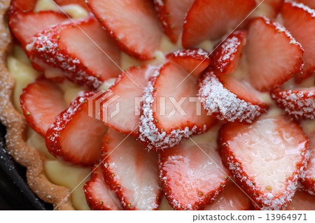 用大量草莓裝飾的蛋塔 用大量草莓裝飾的蛋塔 13964971