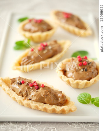 Coffee cream tart (angular plate vertical position) 13966632