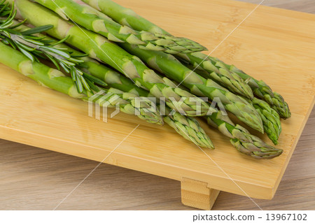 Raw asparagus Raw asparagus 13967102