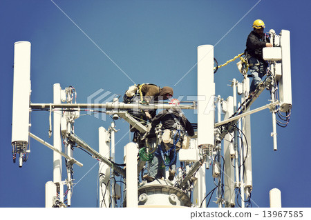 Crew installing antennas 13967585