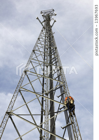 Crew installing antennas 13967693