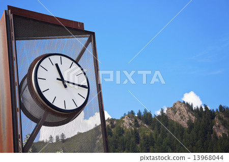Clock in the park - downtown Aspen 13968044