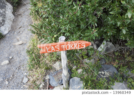 Las Torres sign 13968349