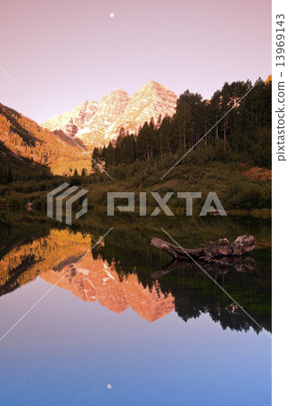 Maroon Bells - sunrise in the mountains Maroon Bells - sunrise in the mountains 13969143