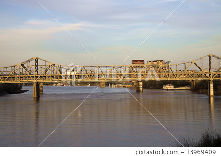 Bridge between Ohio and Kentucky 13969409