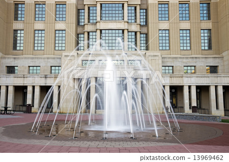 Fountain in front of courthouse in Lexington 13969462