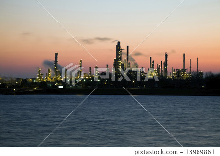 Refinery in Canada 13969861