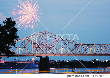 Fireworks by Ohio River iby Kentucky/Indiana border 13970985