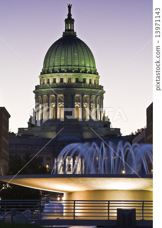Madison, Wisconsin - State Capitol 13971143