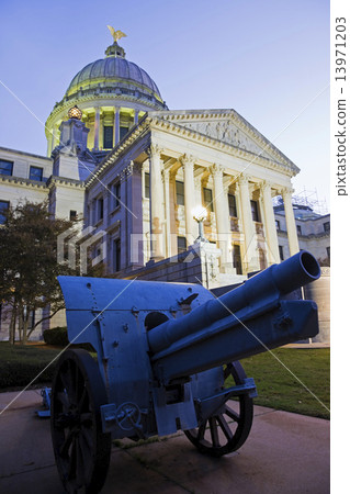 Cannon in front of State Capitol Building in Jackson Cannon in front of State Capitol Building in Jackson 13971203